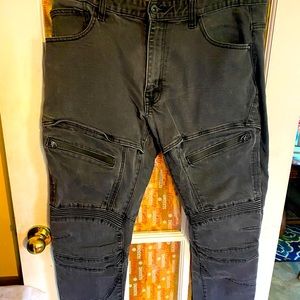 Men’s distressed jeans